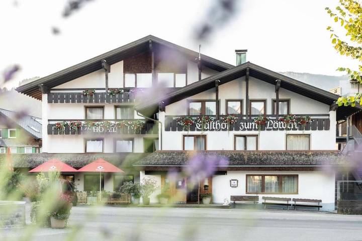 Hotel, mit Balkon und Terrasse sowie Ausblick in Lingenau - 2