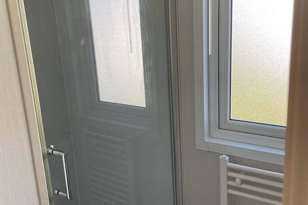 Beautiful modern Gold 3 bedroom caravan in West Sussex