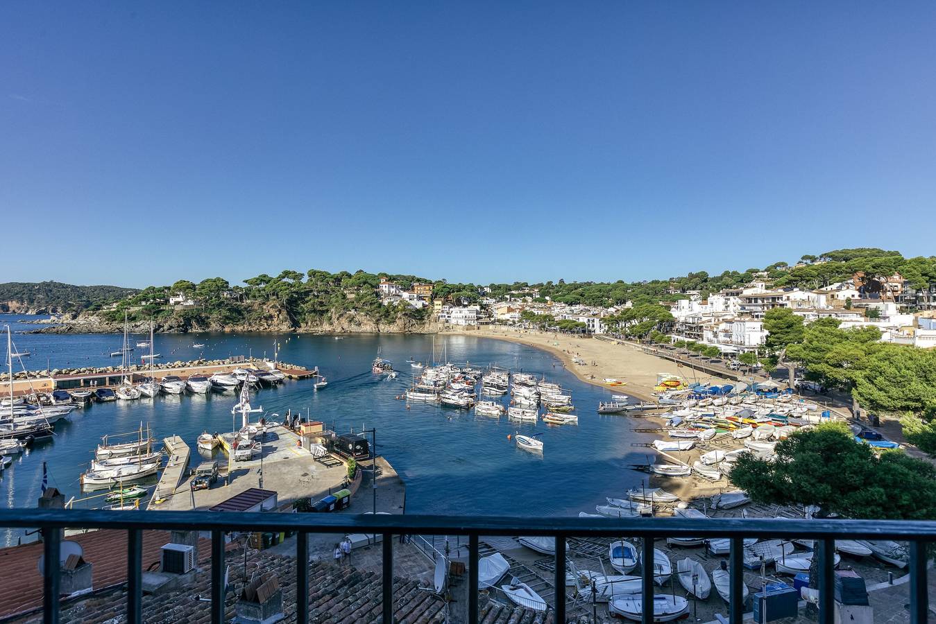 Apartamento entero, Apartamento '1a Linea Mar Port Llafranch' con vistas al mar, terraza privada y Wi-Fi in Llafranch, Palafrugell