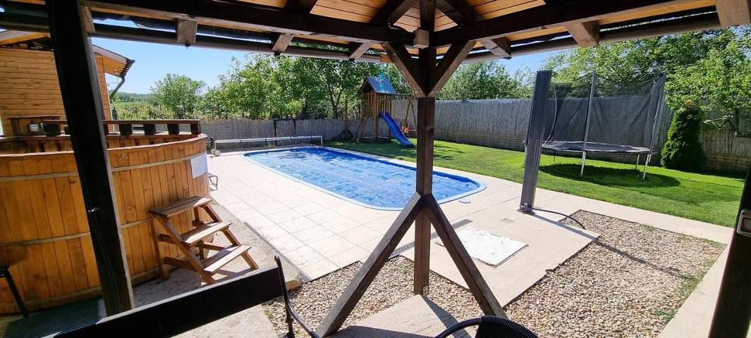 Villa pour 15 personnes, avec vue ainsi que jardin et piscine en Roumanie - 3