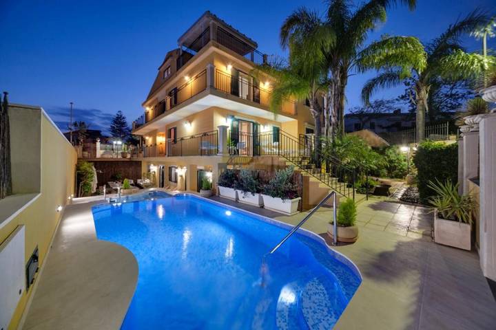 Villa for 20 people, with Hot tub and Yard in Ragusa