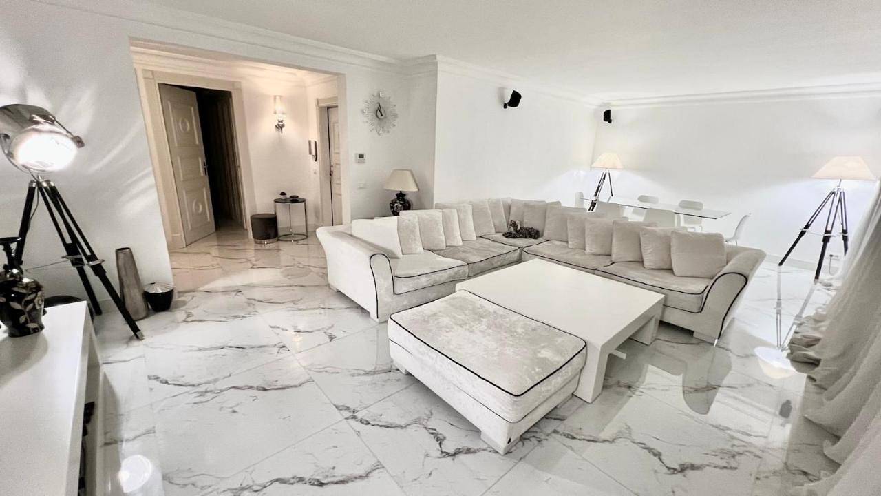 Apartamento entero, Two-Bedroom Apartment in Beausoleil, Costa mediterránea (Francia)