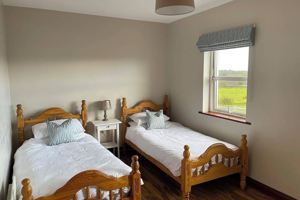 Cassidy Cottages.  Cosy 3-Bedroom Cottage, with Lake views and free wifi. in County Cavan