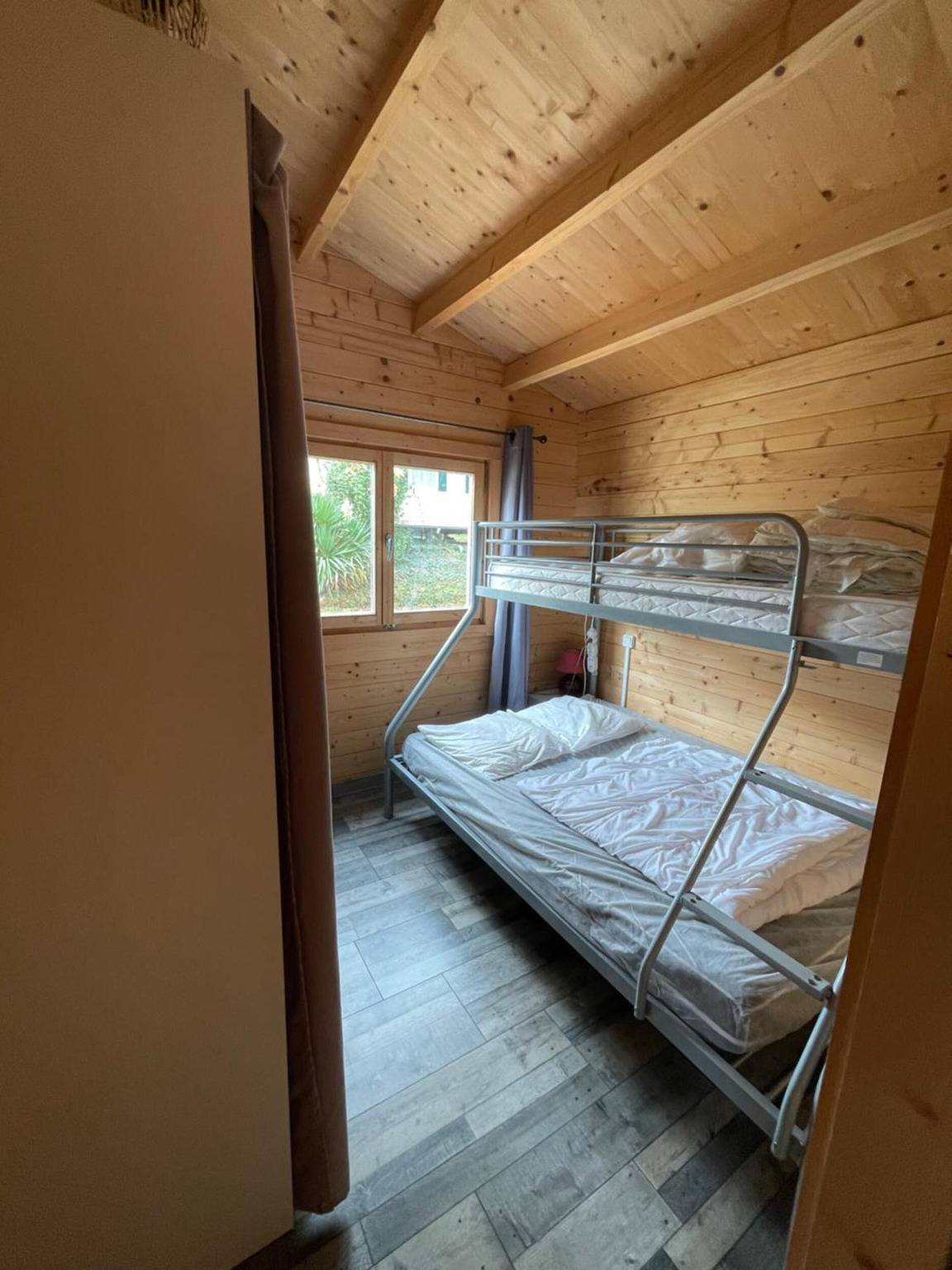 Caravan 'Chalet' with Shared Pool, Wi-Fi, and Air Conditioning in Saint-Martial-de-Nabirat, Périgord Noir