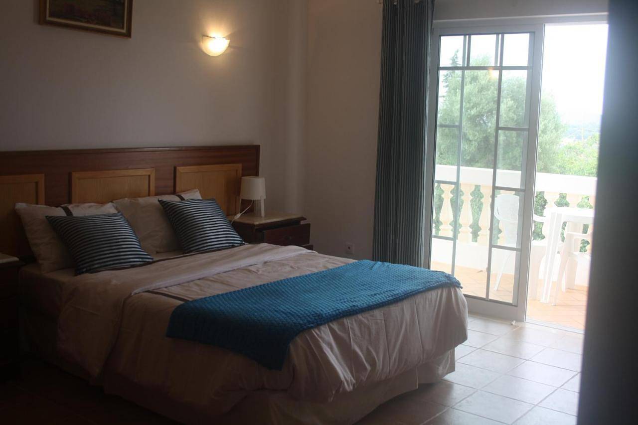 Rustic Villa Guesthouse in Santa Bárbara de Nexe, District de Faro