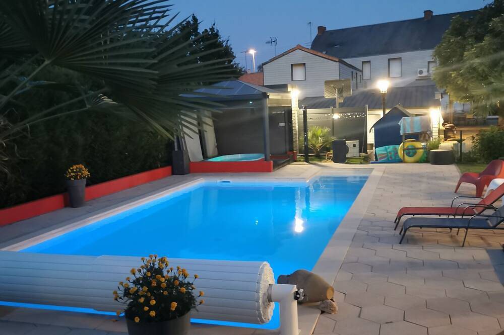 Comfortable Studio (jacuzzi/sauna/swimming pool Private in La Roche-sur-Yon, Vallée de la Loire