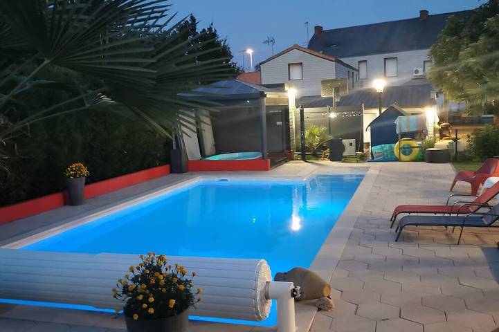 Gîte pour 2 personnes, avec Jacuzzi et Terrasse ainsi que Jardin et Sauna à La Roche-sur-Yon