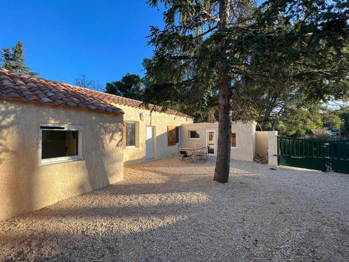 Jolie maison individuelle 45m2 in Saint-Mitre-les-Remparts, Côte méditerranéenne (France)