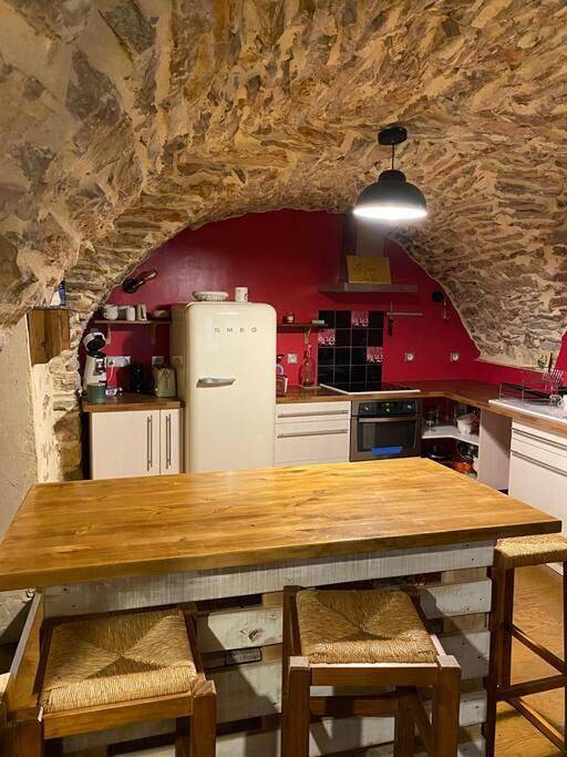 Appartement entier, Charmante cave voûtée 4 personnes in Saint-Jean-de-Fos, Région de Lodève