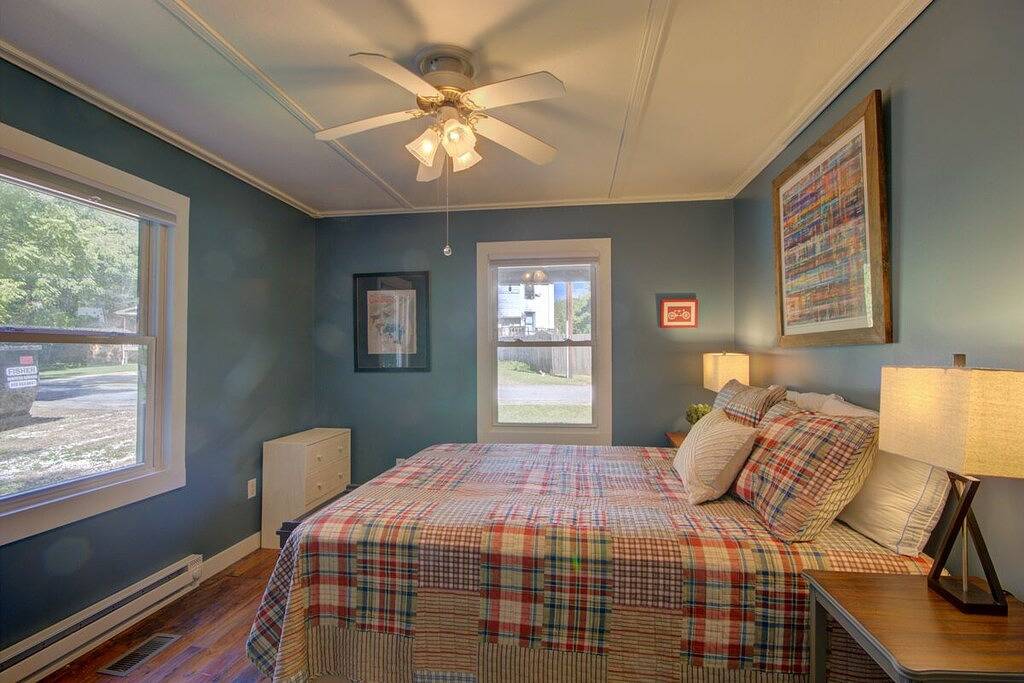 Sugar Shack Downtown Brevard Pets Ok, Fire Pit, Fenced Yard, Bike Storage, Free Biltmore Pass in Brevard, Transylvania County