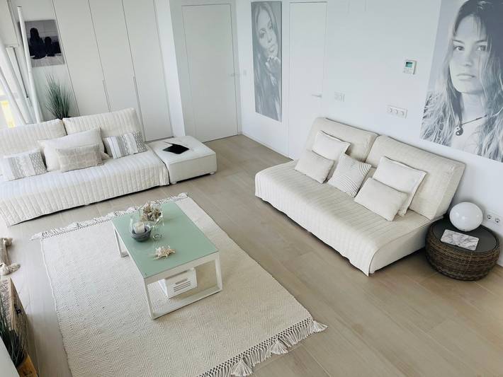 Entire apartment, Luxury beachfront apartment with sea views, pool, garden and Wi-Fi in Platja del Cantal Roig (Calpe), Calpe
