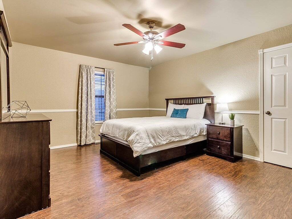 Aktualisiertes geräumiges Zuhause, komfortable Liegen, Playstation 4 & Spielplatz in Edmond, Oklahoma County