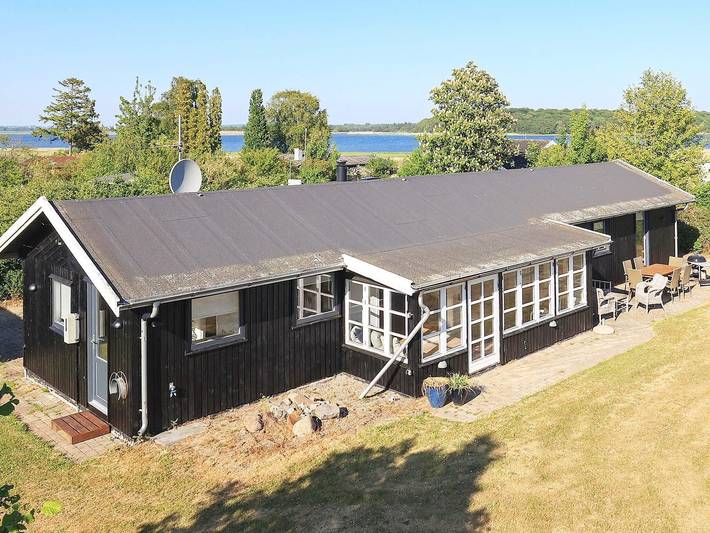 Ferieudlejning for 6 personer, med Terrasse og Have i Karrebæksminde