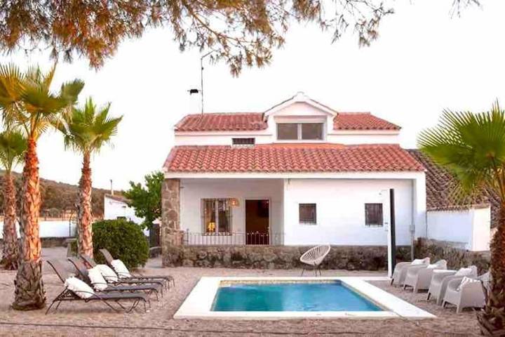 Chalet para 14 personas, con jardín y vistas además de terraza y piscina en Sierra de San Vicente - 2