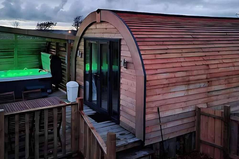 The Galloway Steading- The Fox's Den couples retreat cabin with Hot tub in Dumfries and Galloway
