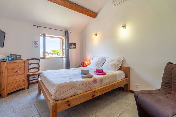 Chambre « Galet » avec terrasse partagée, Wi-Fi et climatisation in Colombiers, Côte d'Améthyste