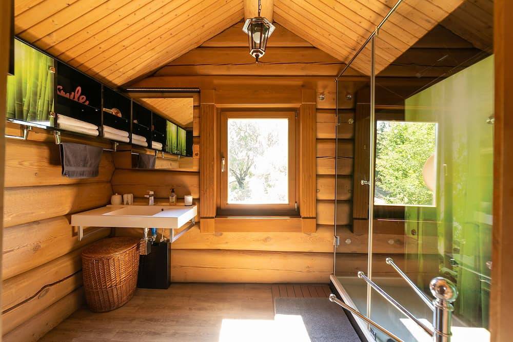 Charming, serene, and idyllic retreat nestled in nature. Experience our cottage. in Budapest, Central Hungary