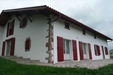 Gîte pour 10 personnes, avec jardin et balcon à Itxassou
