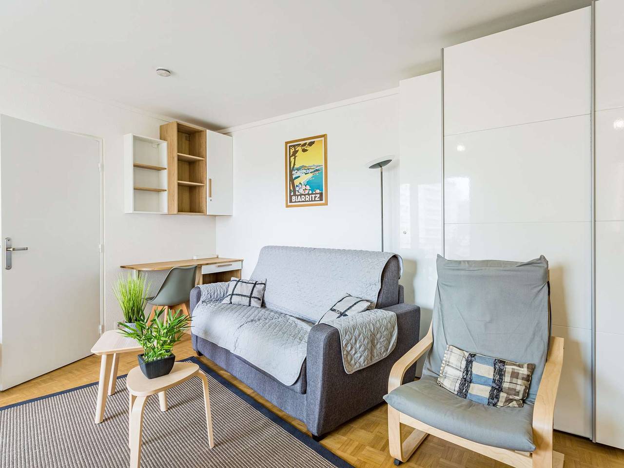 Entire apartment, Cozy Renovated Apartment with Balcony and Parking, 150m from Grande Plage in Central Biarritz in Biarritz, Bayonne region