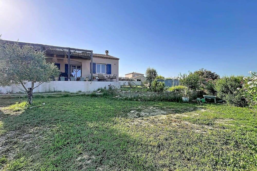 Quiet villa with a pool, unobstructed views, and a large garden in Saint-Christol (Languedoc-Roussillon), Mittelmeerküste (Frankreich)