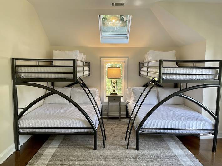 Vacation rental for 16 people, with hot tub and yard in Sea Pines