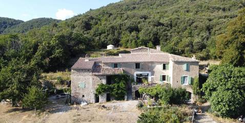 Gîte pour 7 personnes, avec piscine et terrasse ainsi que jardin et sauna, animaux acceptés à Cros
