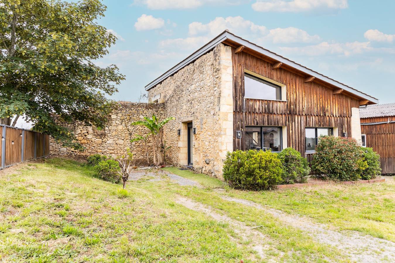 Holiday Home 'Gîte Loft' with Shared Pool, Communal Terrace and Wi-Fi in Saint-Caprais-de-Bordeaux, Bordeaux region