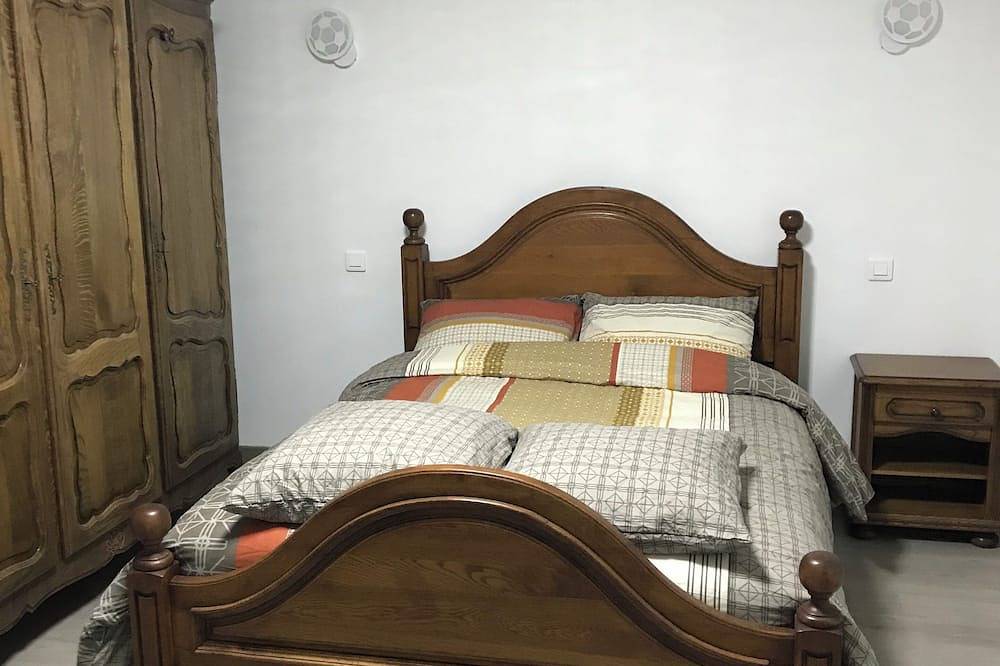 A fully renovated farmhouse offering all the comforts of home, accommodating up to 8 people in Éclaires, Marne
