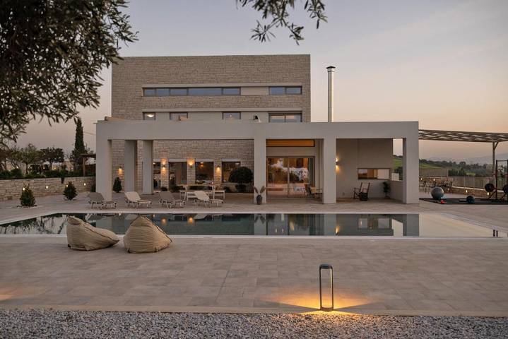 Villa für 10 Personen, mit Whirlpool und Terrasse sowie Garten und Pool in Heraklion