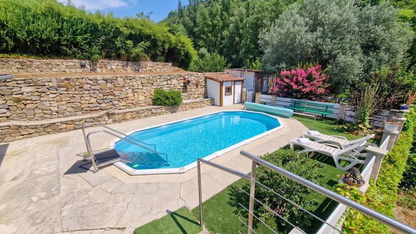 Location de vacances pour 4 personnes, avec Terrasse ainsi que Jardin et Piscine à Graissessac