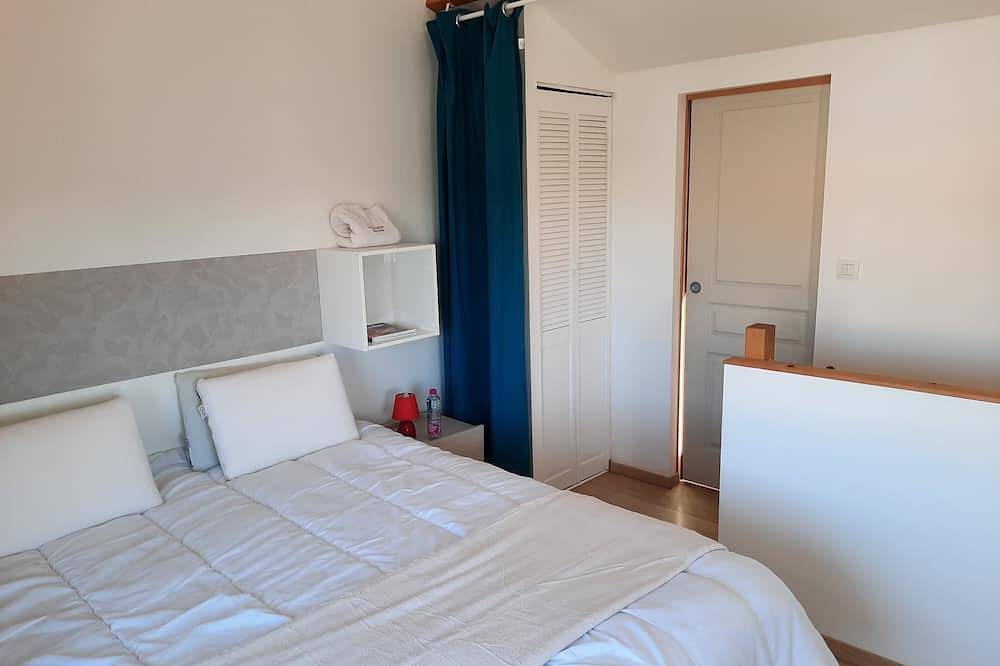 Maison tout confort  pour 2 personnes  à 40 m de la plage, chambre avec Vue  Mer in Saint-Michel-Chef-Chef, Côte de Jade