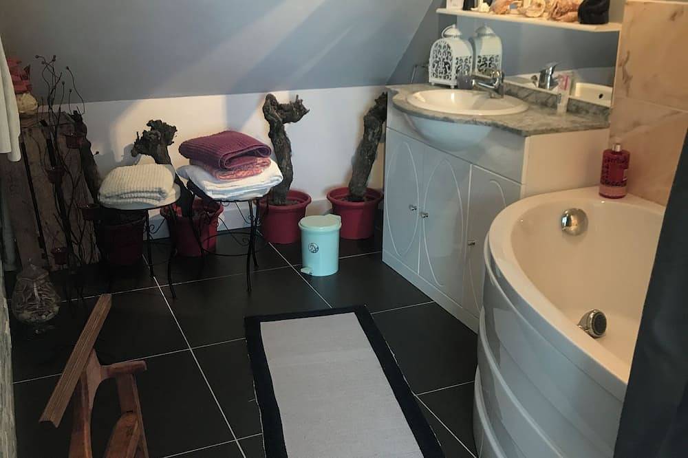 Logement avec entrée privative pour 4 personnes et éventuellement un bébé. in Chécy, Vallée de la Loire