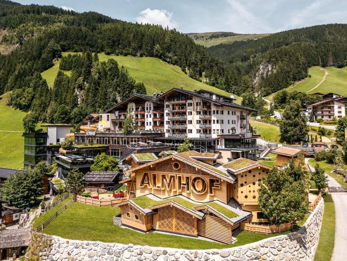 Hotel für 4 Personen, mit Balkon und Whirlpool sowie Terrasse und Garten