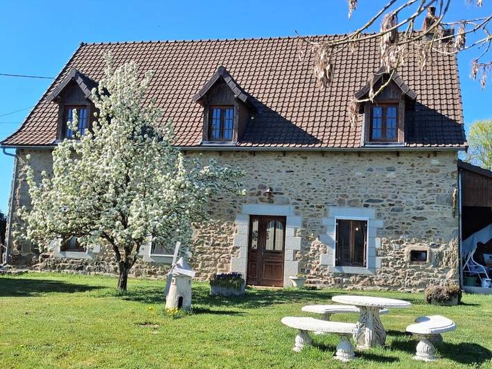 Location de vacances pour 5 personnes, avec vue et jardin à Labessette