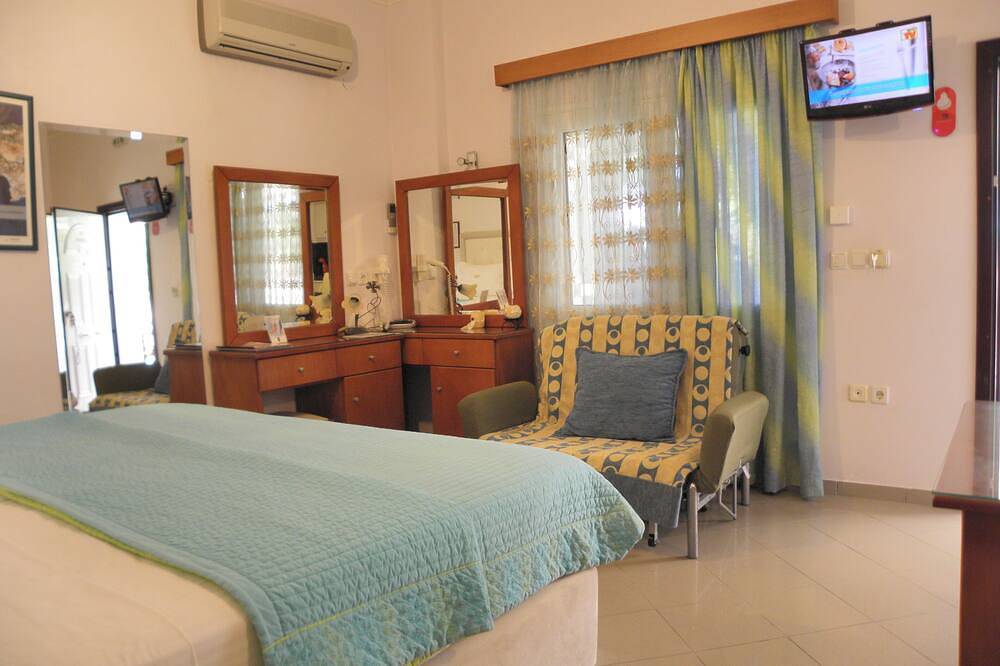Luxury  Triple Apartment with Yard in front of the sea at Kalo Nero Kyparissia in Golf von Kyparissia