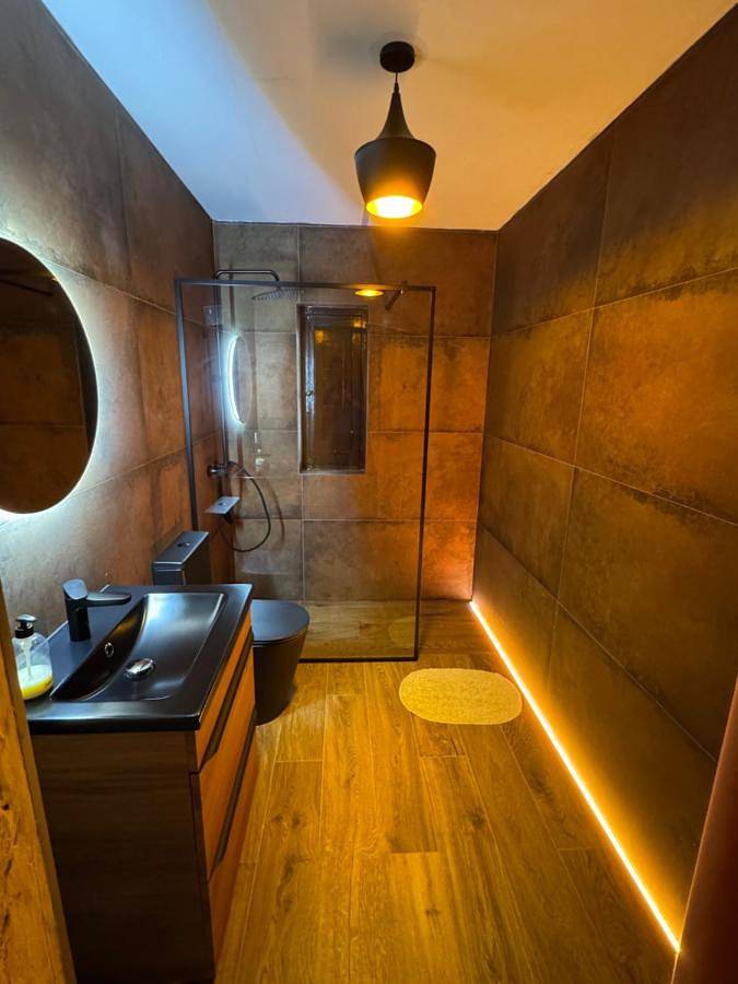 Chalet para 14 personas, con jacuzzi y jardín además de sauna y piscina en Benavente y Los Valles - 4