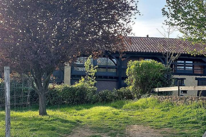 Gîte pour 10 personnes, avec balcon et jardin, animaux acceptés à Cassagnabère-Tournas