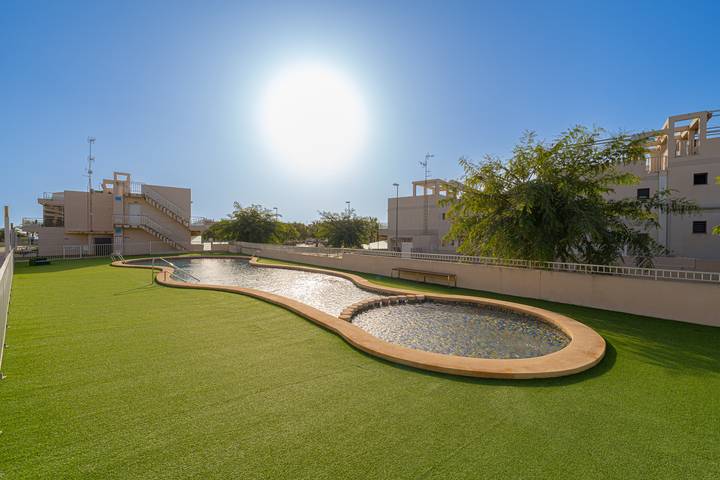 Apartamento para 5 personas, con Balcón además de Terraza y Piscina en Torre de la Horadada