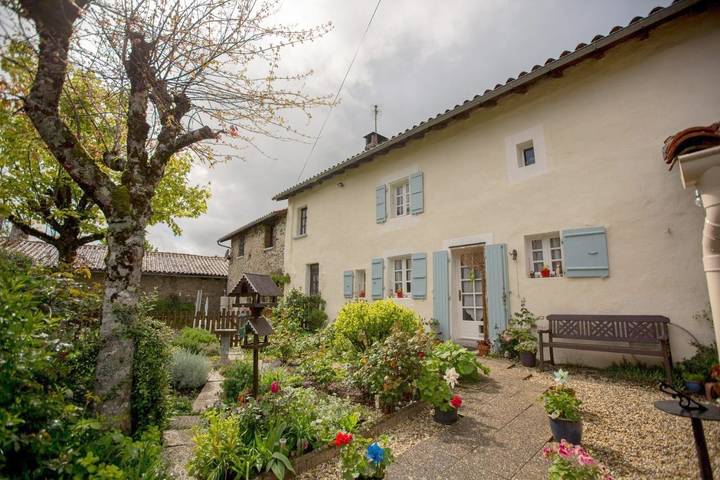 Cottage pour 4 personnes, avec vue et jardin, adapté aux familles à Montembœuf