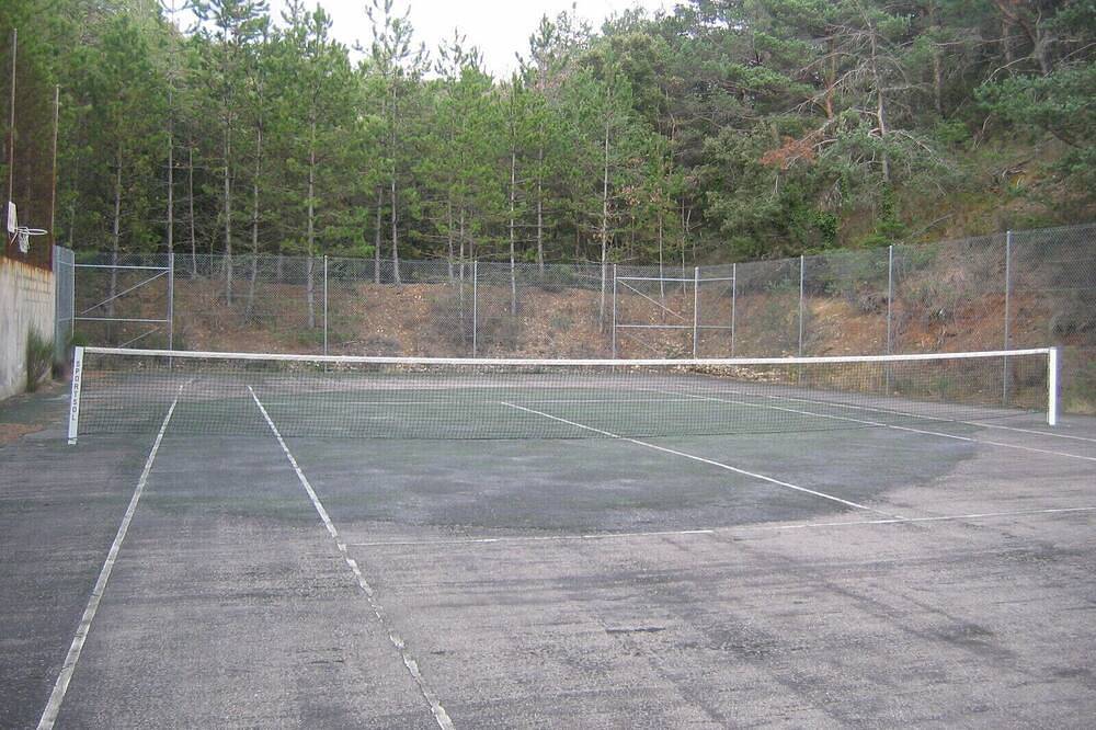 Gîte de charme avec piscine et tennis  au cœur de la nature in Les Mées, Alpes-de-Haute-Provence