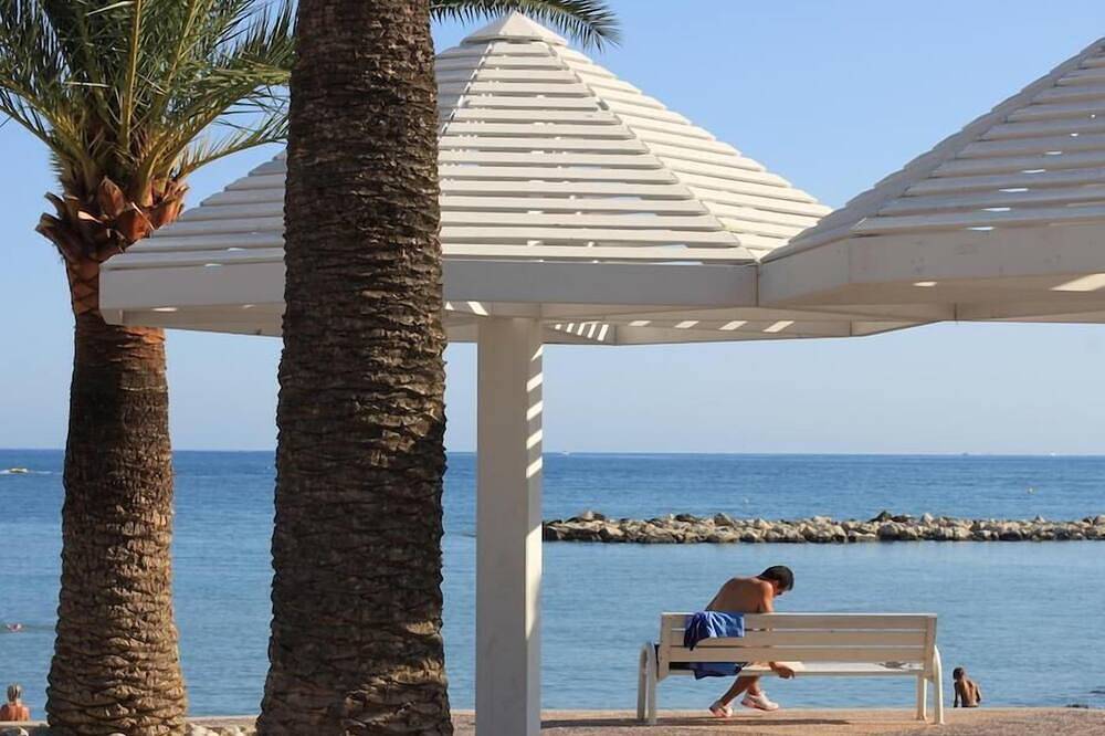 Geheel appartement, Apartment-Suite-Ensuite with Shower-Terrace in Saint-Laurent-du-Var, Cannes regio