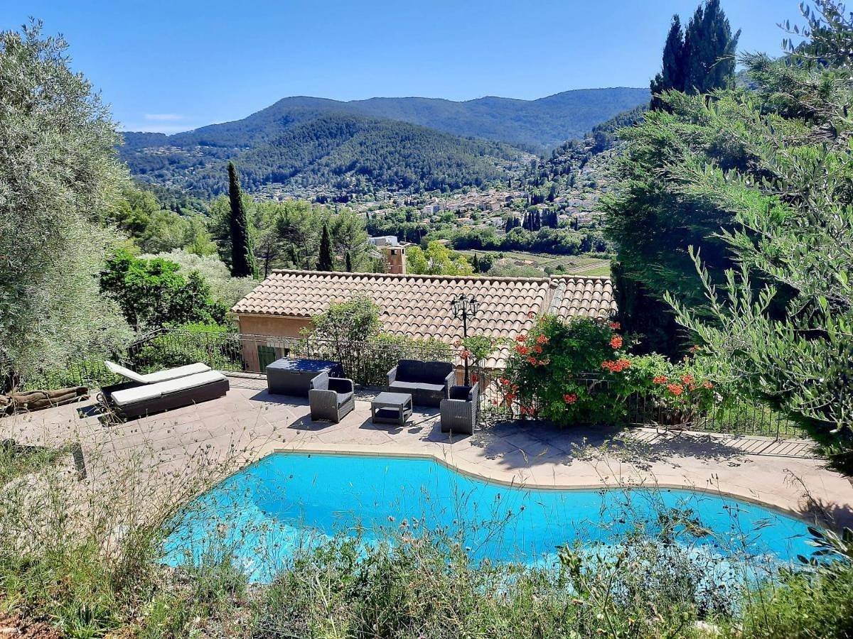 Appartement entier, Apartment with Garden View in Solliès-Toucas, Côte méditerranéenne (France)