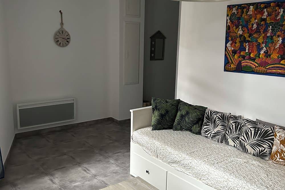 Entire apartment, 40m2 T2 apartment Small medieval village in the heart of the Roussillon vineyards in Baixas, Perpignan region