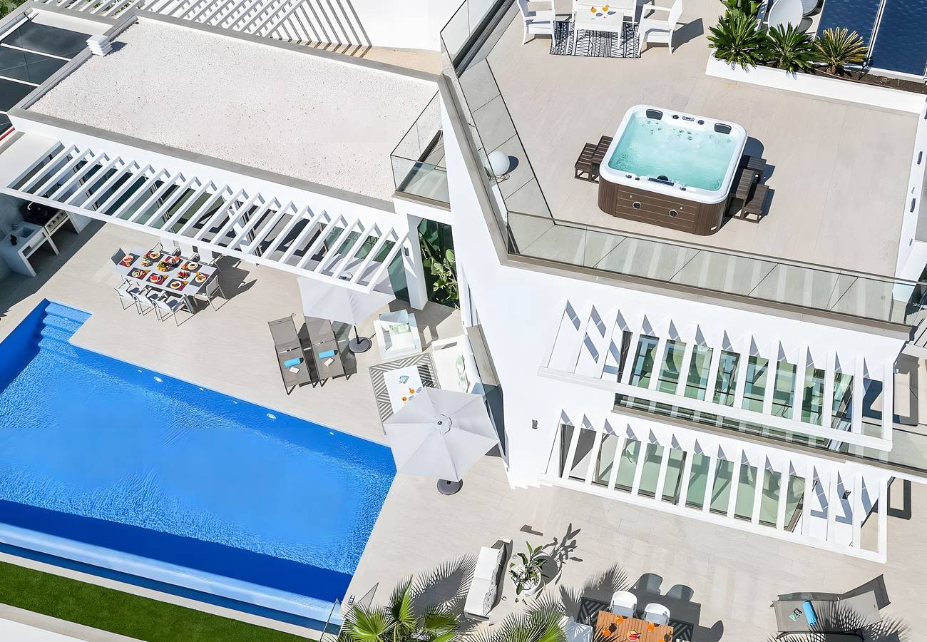 Villa 'Boa Vida' met zeezicht, infinity pool & jacuzzi in Armação de Pera, Faro District