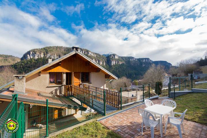 Gîte pour 4 personnes, avec Terrasse et Jardin à Engins