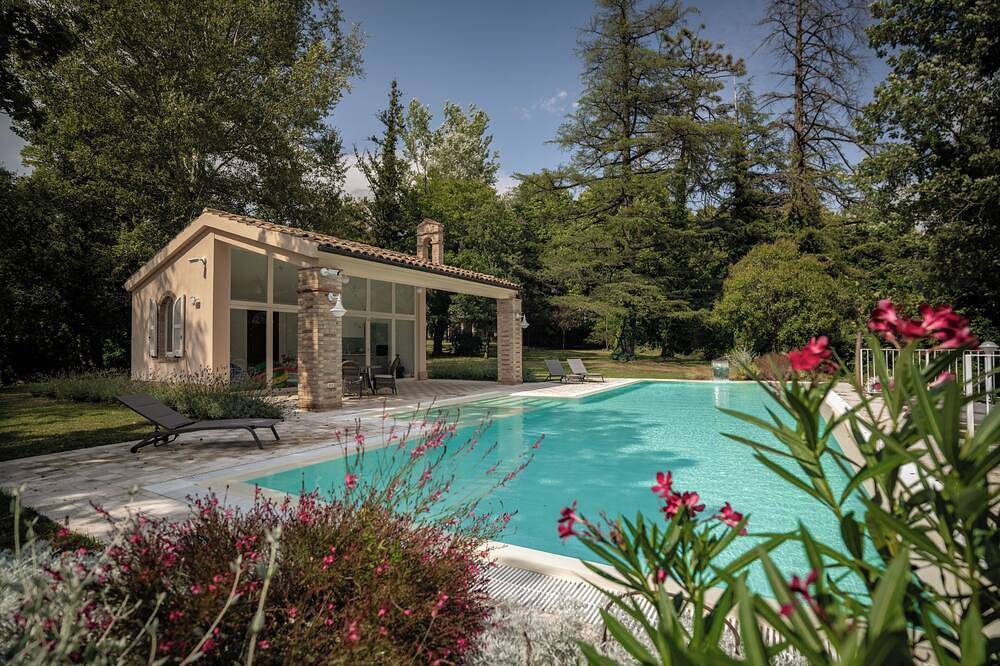 Ganze Wohnung, Cosy apartment on a tranquil estate with shared pool & mountain views in Amandola, Nationalpark Monti Sibillini