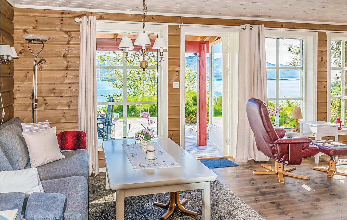 Ferienhaus für 6 Personen mit Terrasse in Naustdal