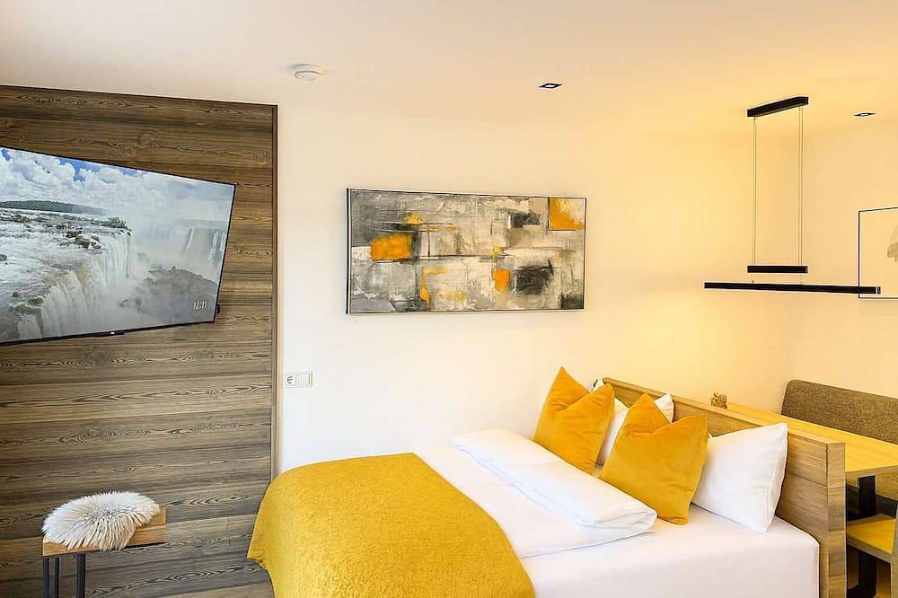 Rofanlodge – terrace and parking in Kramsach, Kaisergebirge