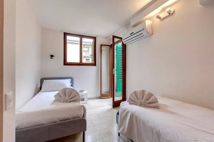 Apartamento entero, Spacious 5-bedroom apartment in charming Firenze with Ac in Florencia, Provincia de Firenze