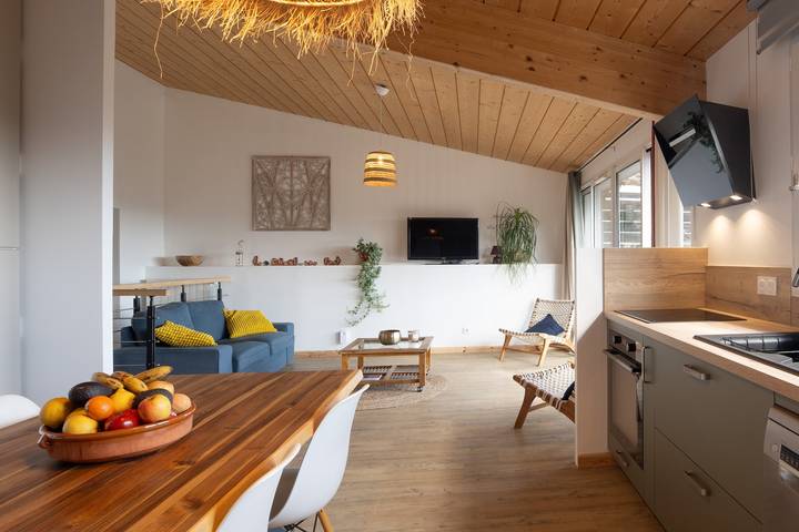 Holiday Home 'La Chant Des Tongs - La Canopée' with Mountain View, Wi-Fi and Air Conditioning in Salazac, Nimes region